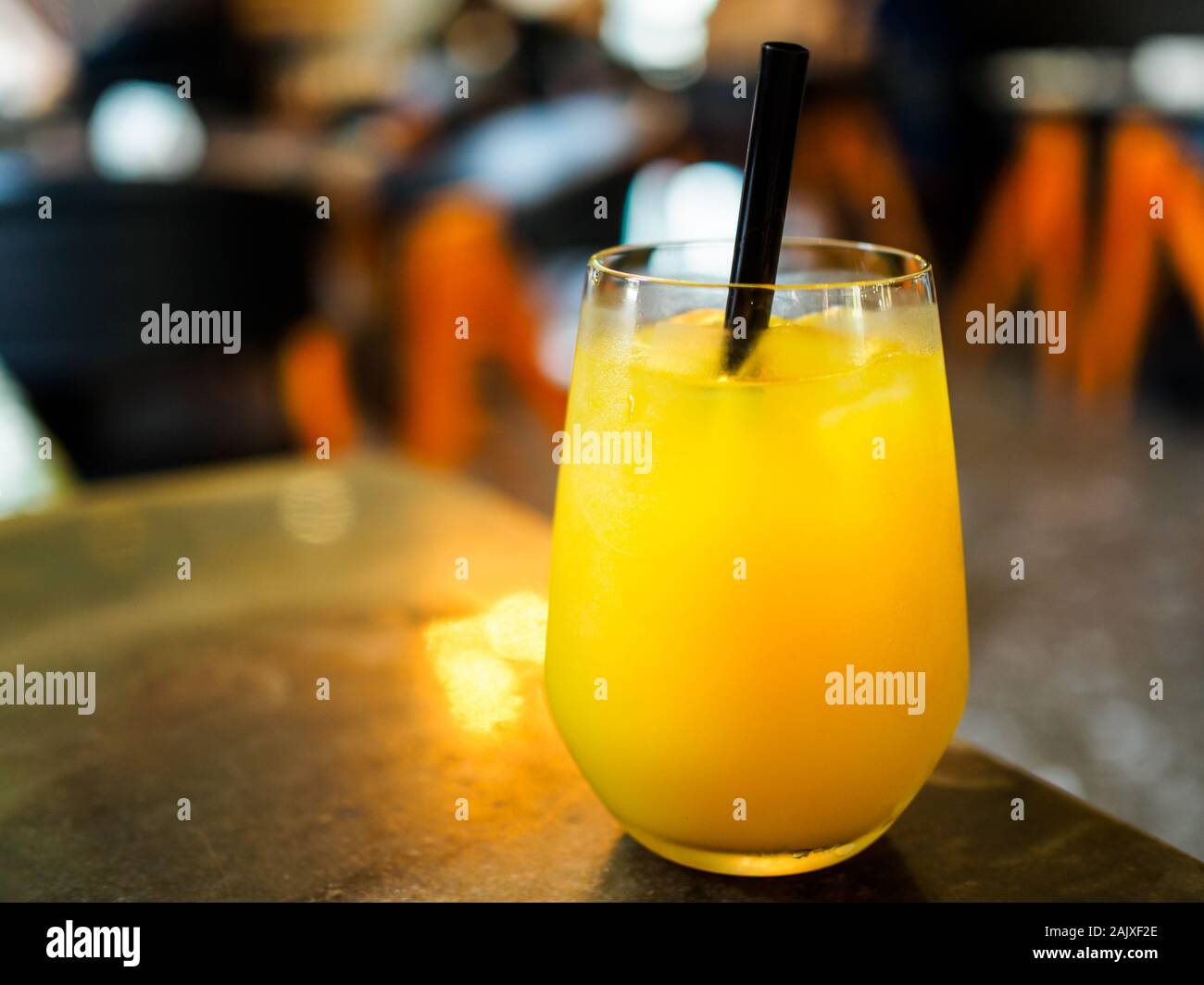 Glas Orangensaft/Fruchtsaft in einer Bar/Pub mit kopieren. Veranschaulichung eines teetotal gesunder Lebensstil Stockfoto