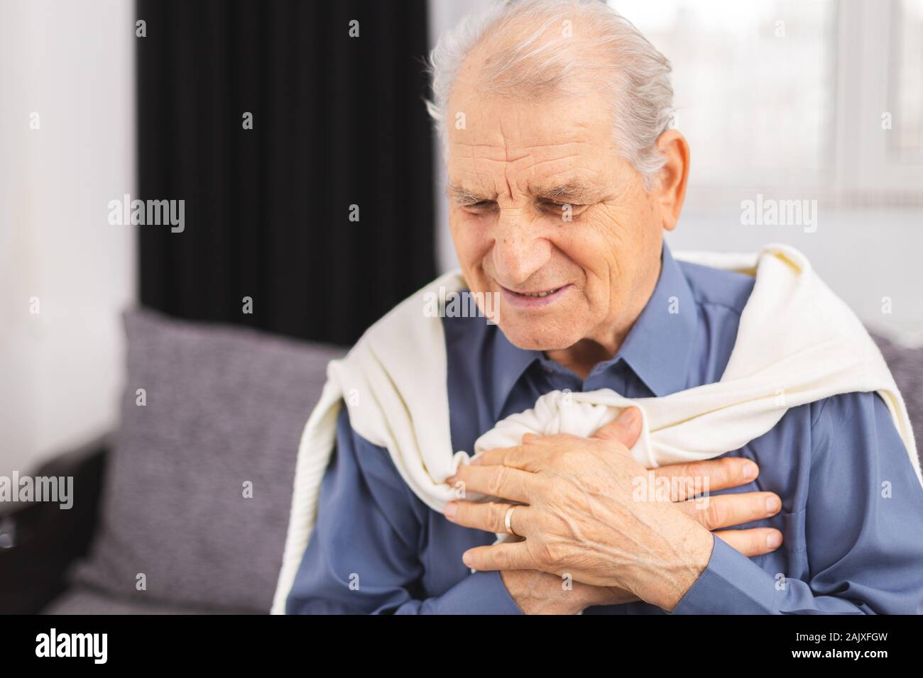 Ältere Menschen haben einen Herzinfarkt. Älterer Mann ist in Schmerz in seiner Brust. Herzinfarkt Symptome Stockfoto