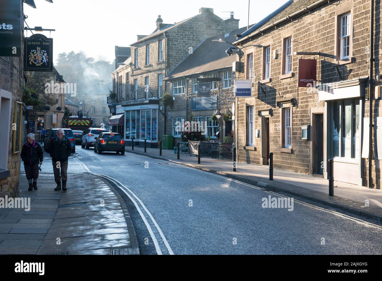 Bridge Street in Rutland Square in der malerischen Marktstadt Bakewell im Peak District National Park, Derbyshire, Großbritannien Stockfoto