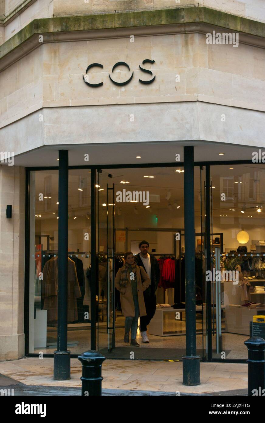 Vordere Tür Eingang einer Cos Kleidung Shop Shop Stockfotografie - Alamy