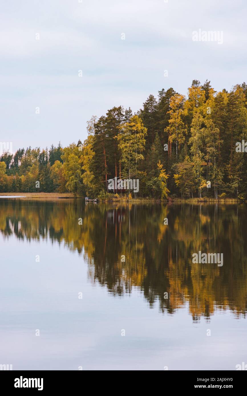 Herbst Wald und See Reflexion Haus im Wald landschaft in Finnland reisen ruhigen malerischen Blick skandinavischen Wildnis Natur Stockfoto