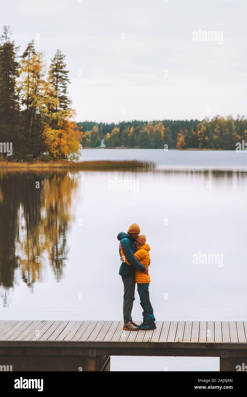 Hugging Paar in Liebe Familie Lebensstil romantischen dating beziehung Mann und Frau auf Pier outdoor Reisen in Finnland See und im Herbst Wald la Stockfoto