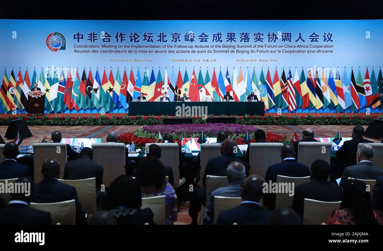 (200106) - Peking, Januar 6, 2020 (Xinhua) - die chinesischen Staatsrat und Außenminister Wang Yi Adressen die Eröffnung der Sitzung der Koordinatoren zur Durchführung der Follow-up-Aktionen von Peking - der Gipfel des Forum für chinesisch-afrikanische Zusammenarbeit (FOCAC) in Peking, der Hauptstadt von China, 25. Juni 2019. (Xinhua / Liu Bin) Stockfoto