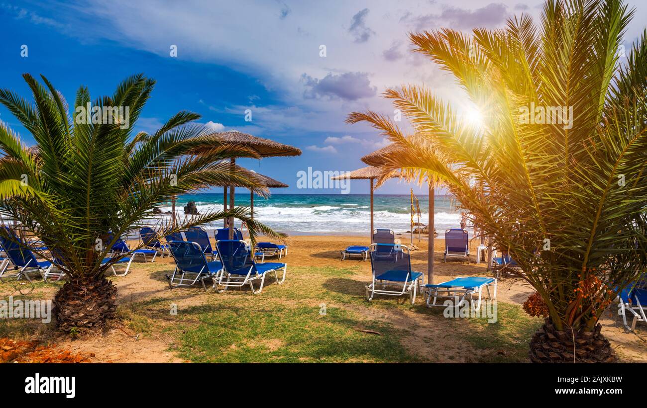 Blick auf Sonnenliegen Touristen warten vor der griechischen Insel Resort Georgioupolis auf 