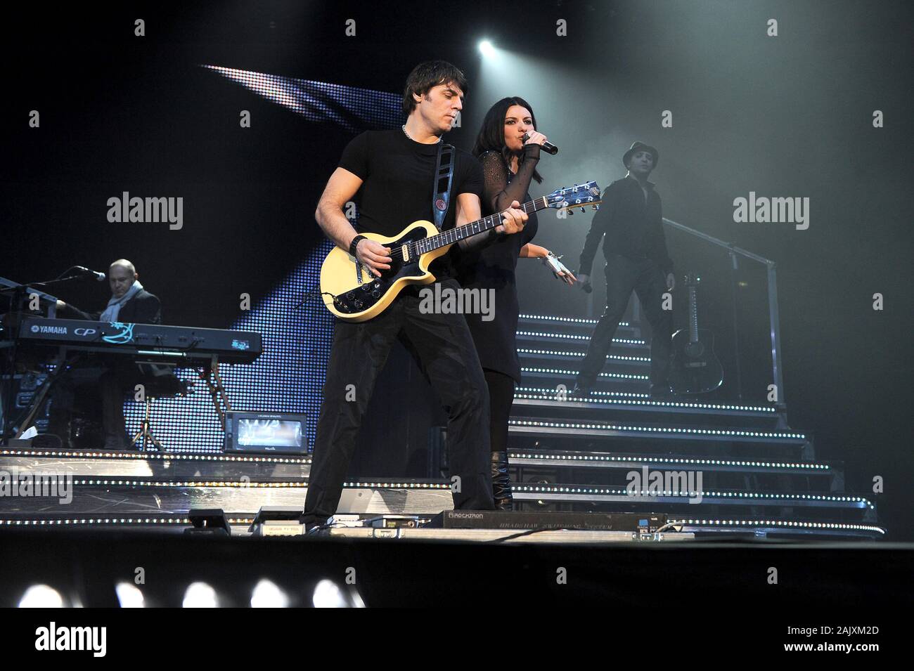 Milano Italien 12/22/2009: Laura Pausini und dem Gitarristen Paolo Carta während der Live-Konzert im Forum Assago Stockfoto