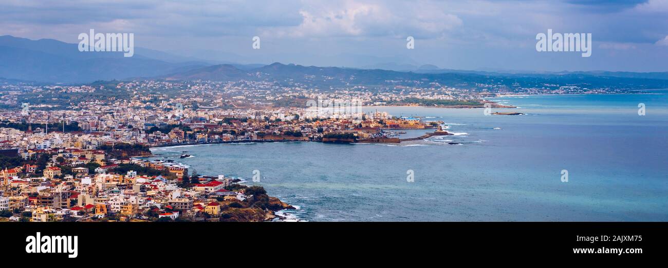 Alten venezianischen Hafen von Chania mit fisihing Boote und Yachten auf Kreta, Griechenland. Chania, Kreta, Griechenland. Chania ist die zweitgrößte Stadt Kretas und Stockfoto