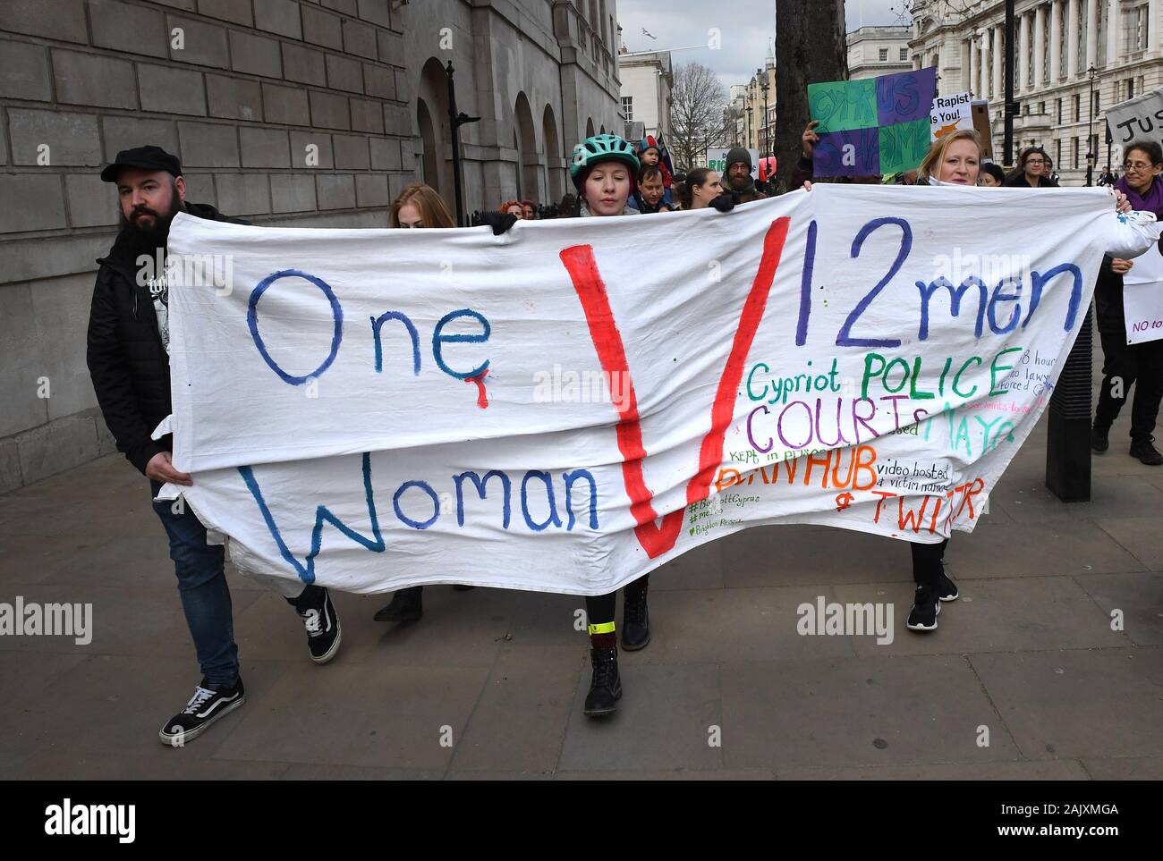 Menschen außerhalb der Downing Street in London, als sie in einem Protestmarsch in Unterstützung der britischen Frau in Zypern überführt der Lügen über wird vergewaltigt. Stockfoto