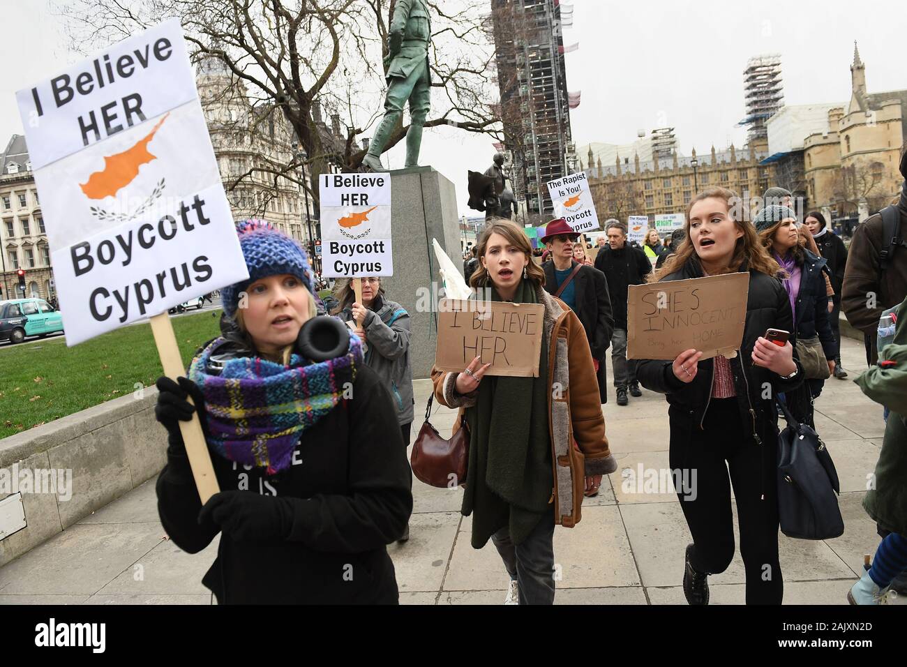 Demonstranten vorbei an den Houses of Parliament in London, da sie in einem Protestmarsch in Unterstützung der britischen Frau in Zypern überführt der Lügen über wird vergewaltigt. Stockfoto