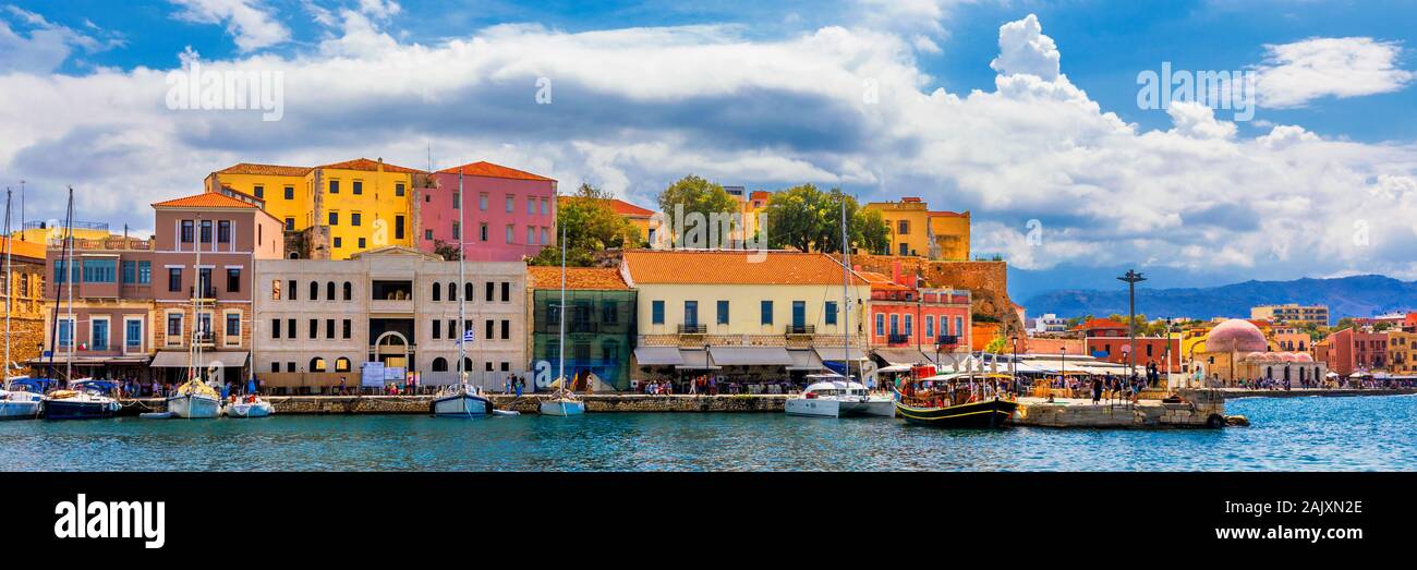 Alten venezianischen Hafen von Chania mit fisihing Boote und Yachten auf Kreta, Griechenland. Chania, Kreta, Griechenland. Chania ist die zweitgrößte Stadt Kretas und Stockfoto
