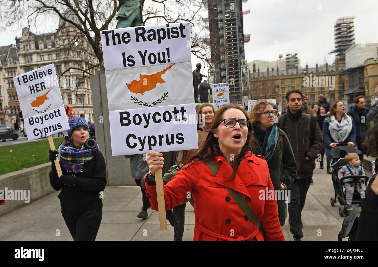 Demonstranten vorbei an den Houses of Parliament in London, da sie in einem Protestmarsch in Unterstützung der britischen Frau in Zypern überführt der Lügen über wird vergewaltigt. Stockfoto