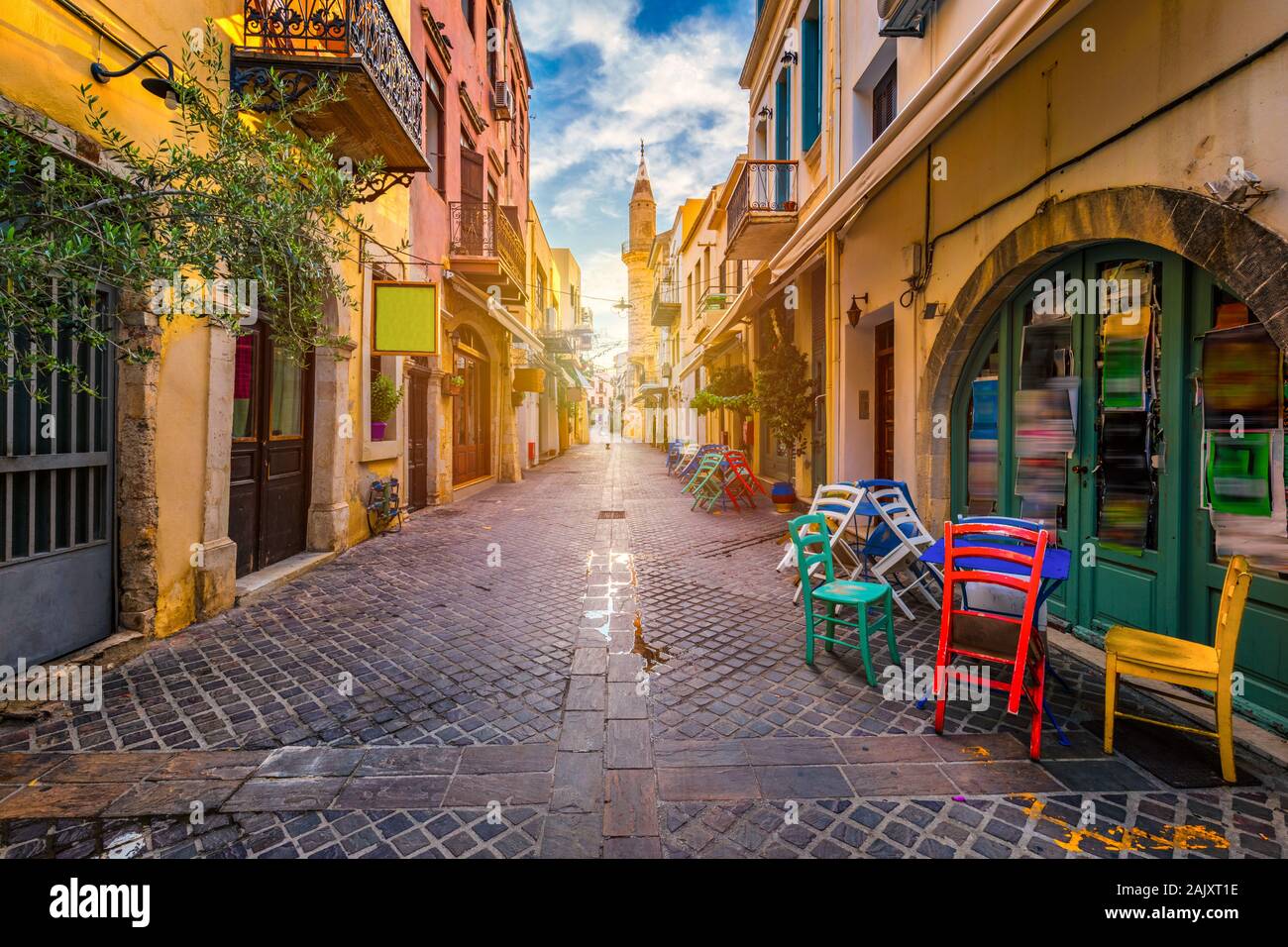 Charmante Straßen der griechischen Inseln, Kreta. Straße in der Altstadt von Chania, Kreta, Griechenland. Schöne Straße in Chania, Kreta, Griechenland. Sommer la Stockfoto