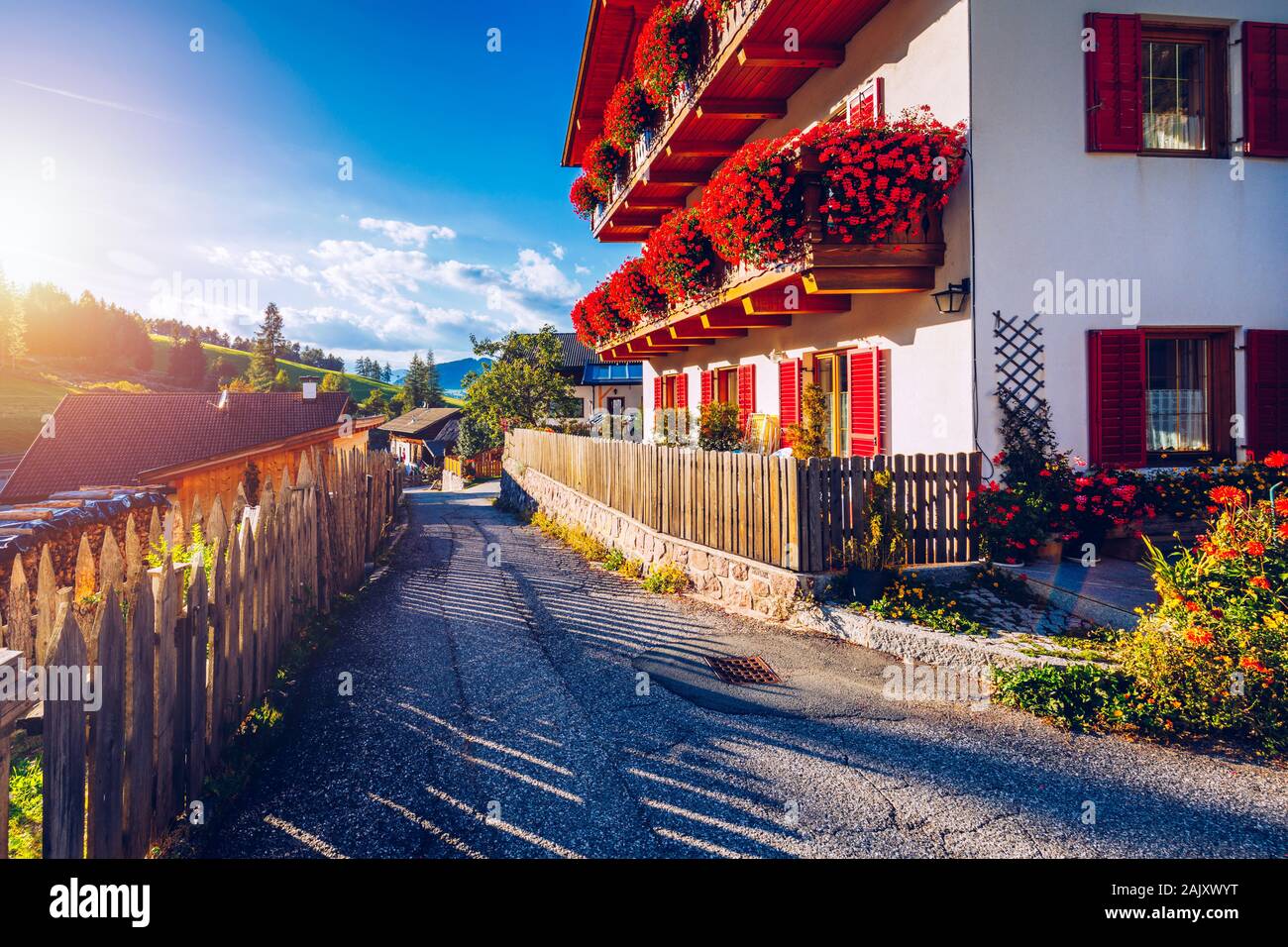 Blick auf die Straße von Santa Maddalena (Santa Magdalena) Dorf, Val di Funes Tal, Trentino Alto Adige, Südtirol, Italien, Europa. Santa Maddalena Stockfoto