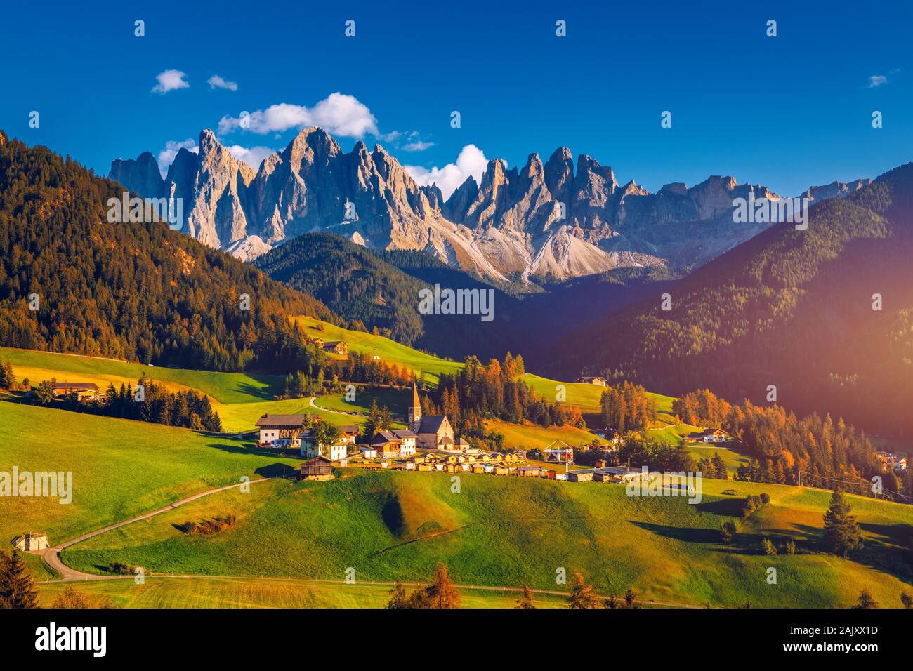 Santa Maddalena (Santa Magdalena) Dorf mit magischen Dolomiten im Herbst, Val di Funes Tal, Trentino Alto Adige, Südtirol, Es Stockfoto