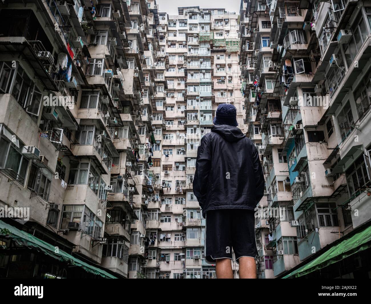 Urban Explorer in Hongkong, China, eine der am dichtesten besiedelten Städte der Welt. Stockfoto