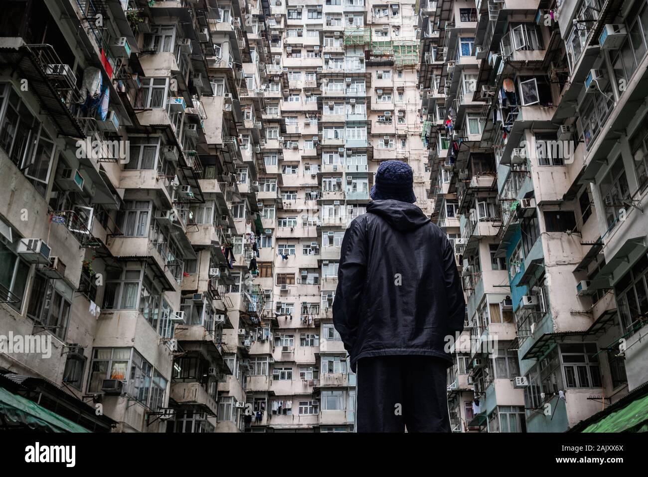 Urban Explorer in Hongkong, China, eine der am dichtesten besiedelten Städte der Welt. Stockfoto