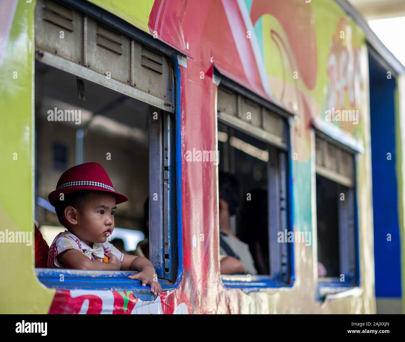 Kind blickt auf Zug, Myanmar 2020 Stockfoto