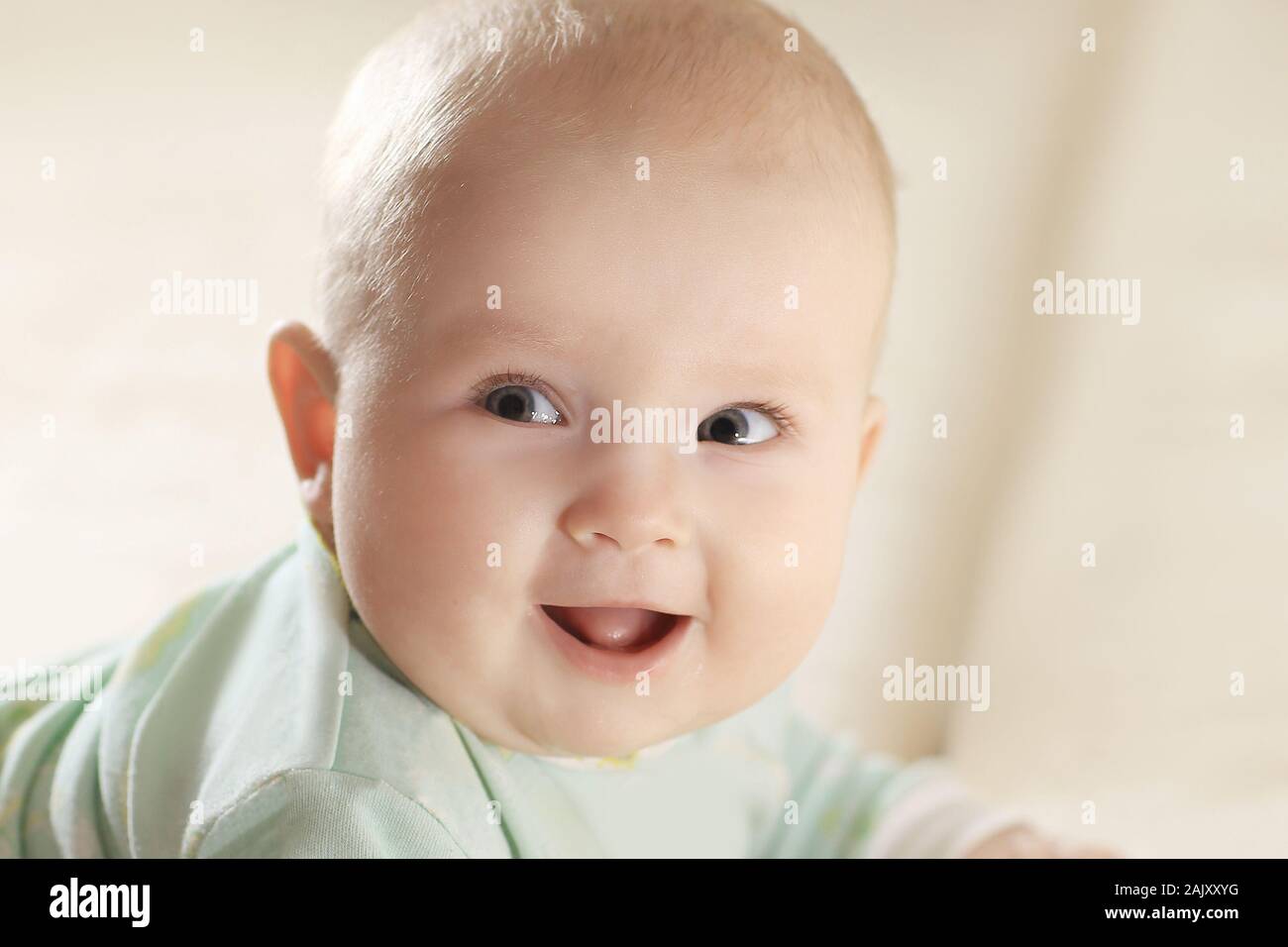 Nahaufnahme einer hübschen kleinen Baby in die Kamera schaut. Foto wit Stockfoto