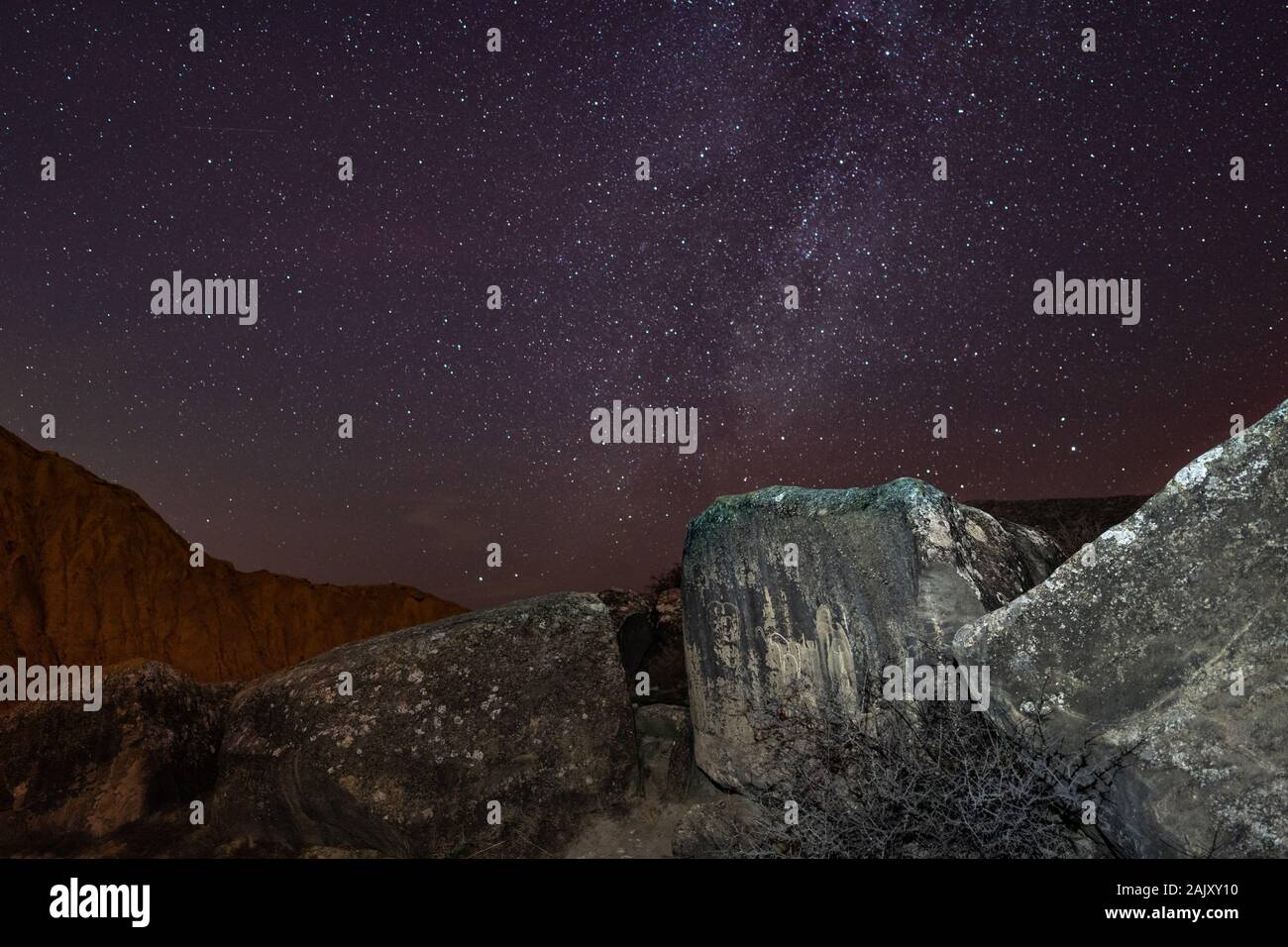 Die Überreste einer alten Zivilisation. Gobustan finden nachts Aserbaidschan Stockfoto