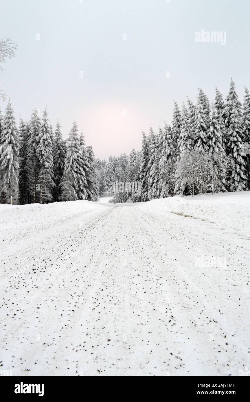 Winterlandschaft mit einer gefährlichen und rutschig schneebedeckten Berg Straße Stockfoto