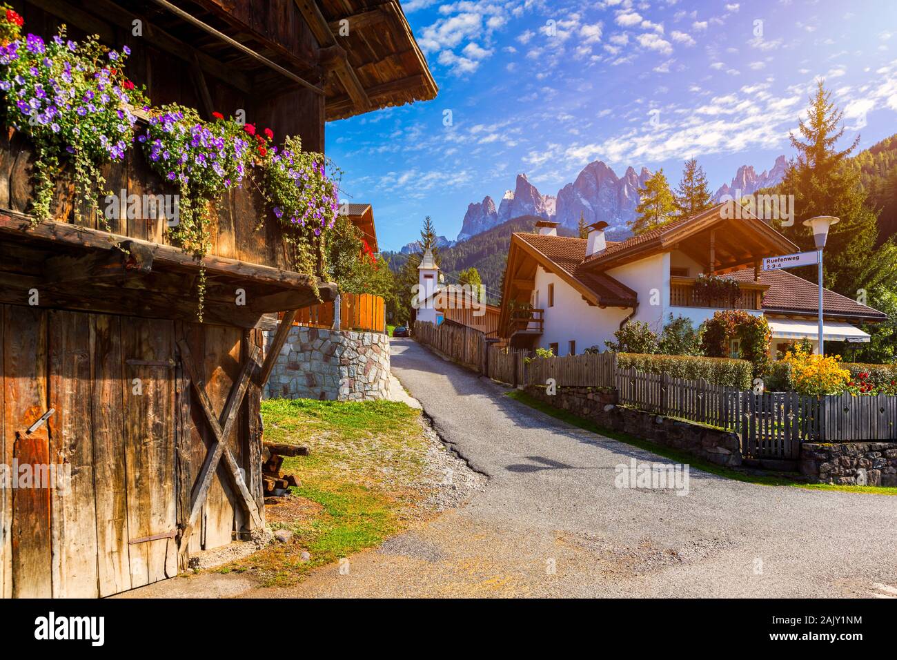 Blick auf die Straße von Santa Maddalena (Santa Magdalena) Dorf, Val di Funes Tal, Trentino Alto Adige, Südtirol, Italien, Europa. Santa Maddalena Stockfoto
