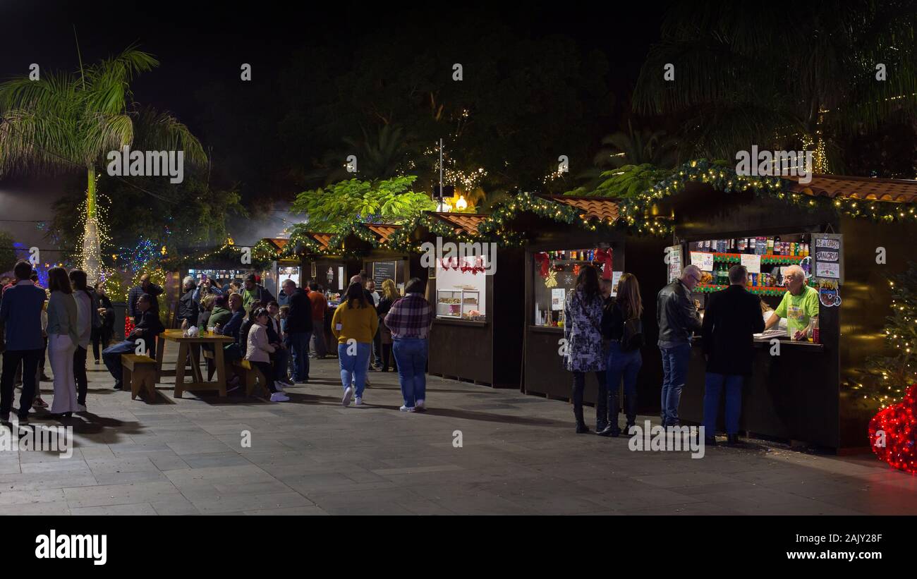 FUNCHAL, PORTUGAL - Dezember 2019: Typische Bewegung von Menschen an 'Mercado de Natal'in Funchal, Madeira, Portugal. Stockfoto