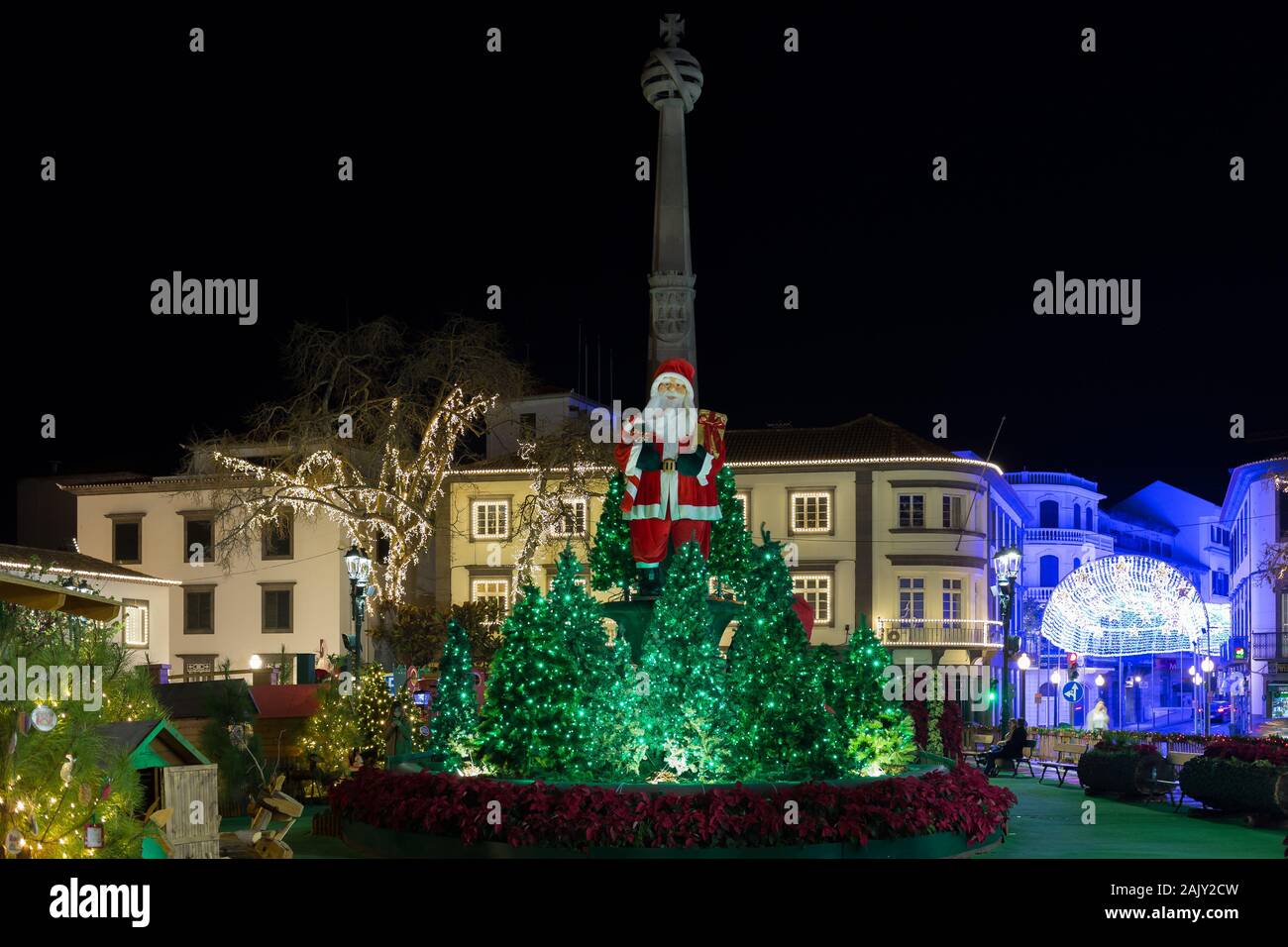 FUNCHAL, PORTUGAL - Dezember 2019: Weihnachten Straßen in Funchal mit Weihnachtsbeleuchtung während Touristen und Einheimische rund um wandern. Stockfoto