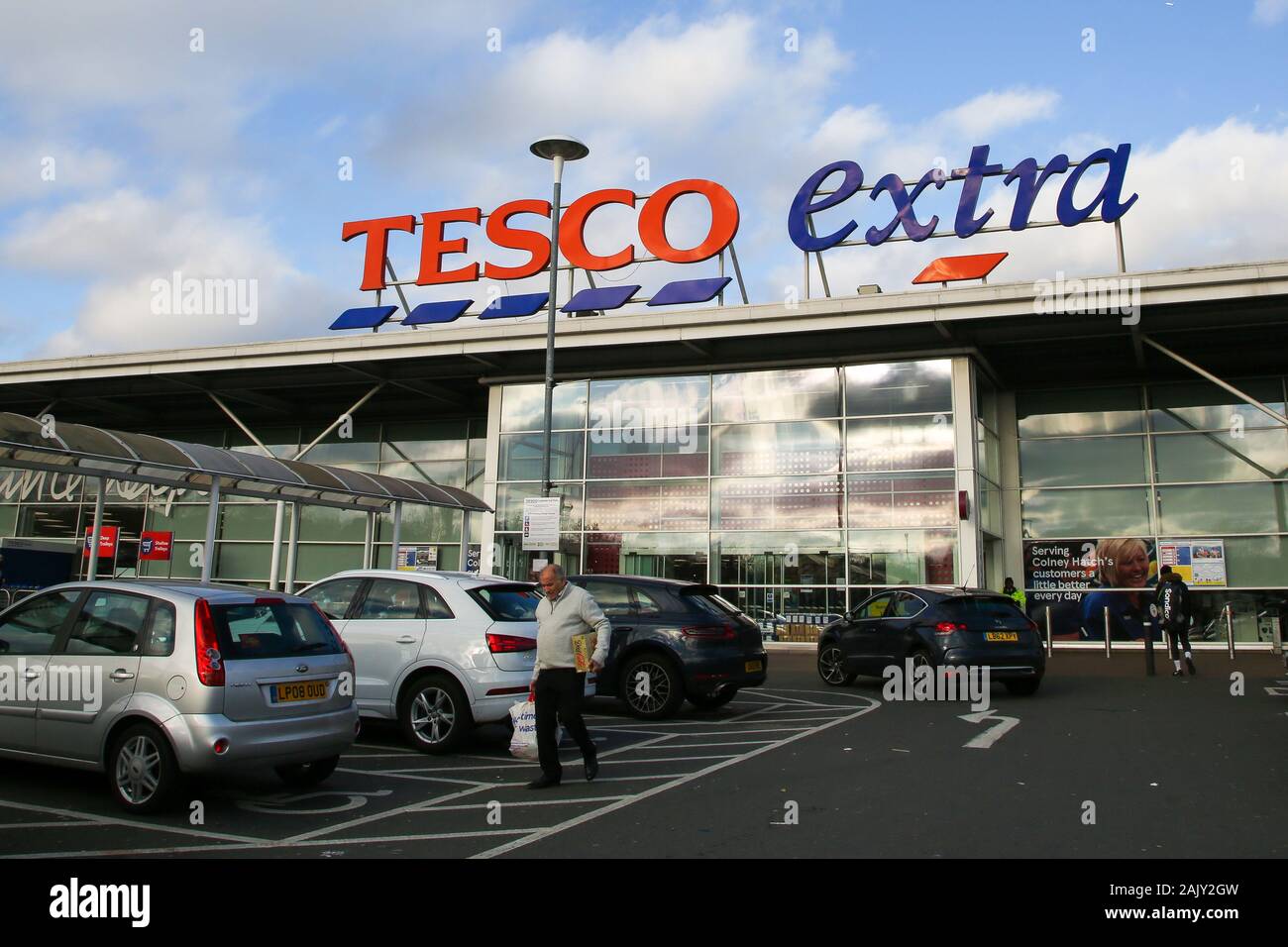 Eine Außenansicht von Tesco Extra Store im Norden von London. Stockfoto