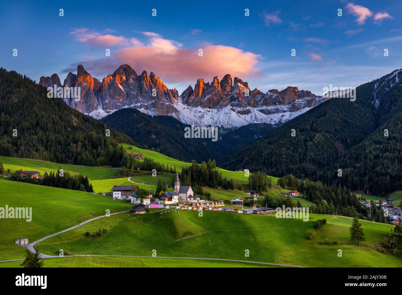 Santa Maddalena (Santa Magdalena) Dorf mit magischen Dolomiten Berge im Hintergrund, Val di Funes Tal, Trentino Alto Adige, Südtirol Stockfoto