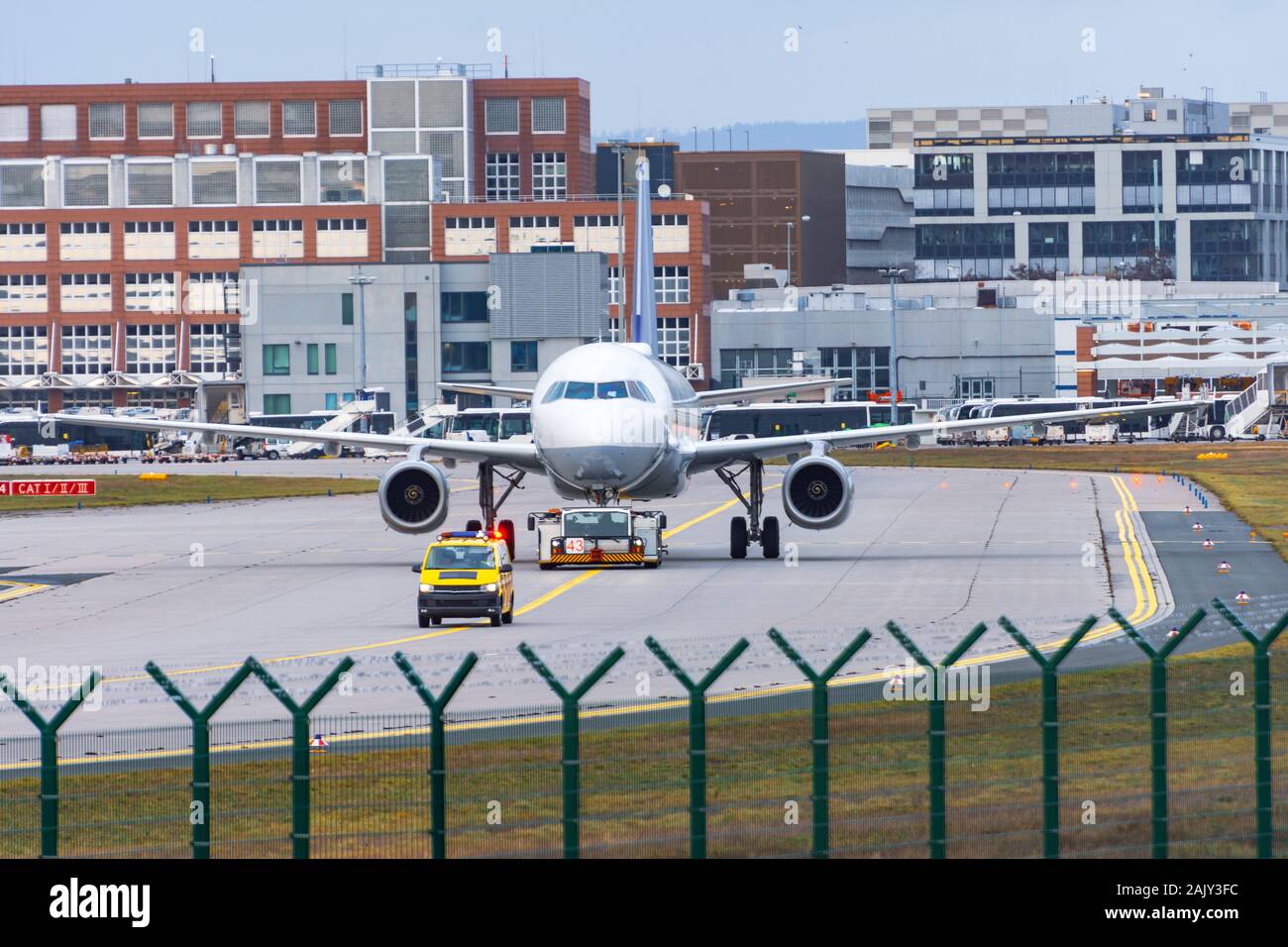 Flugzeug transportiert zu einem anderen Parkplatz an einem großen Flughafen Stockfoto