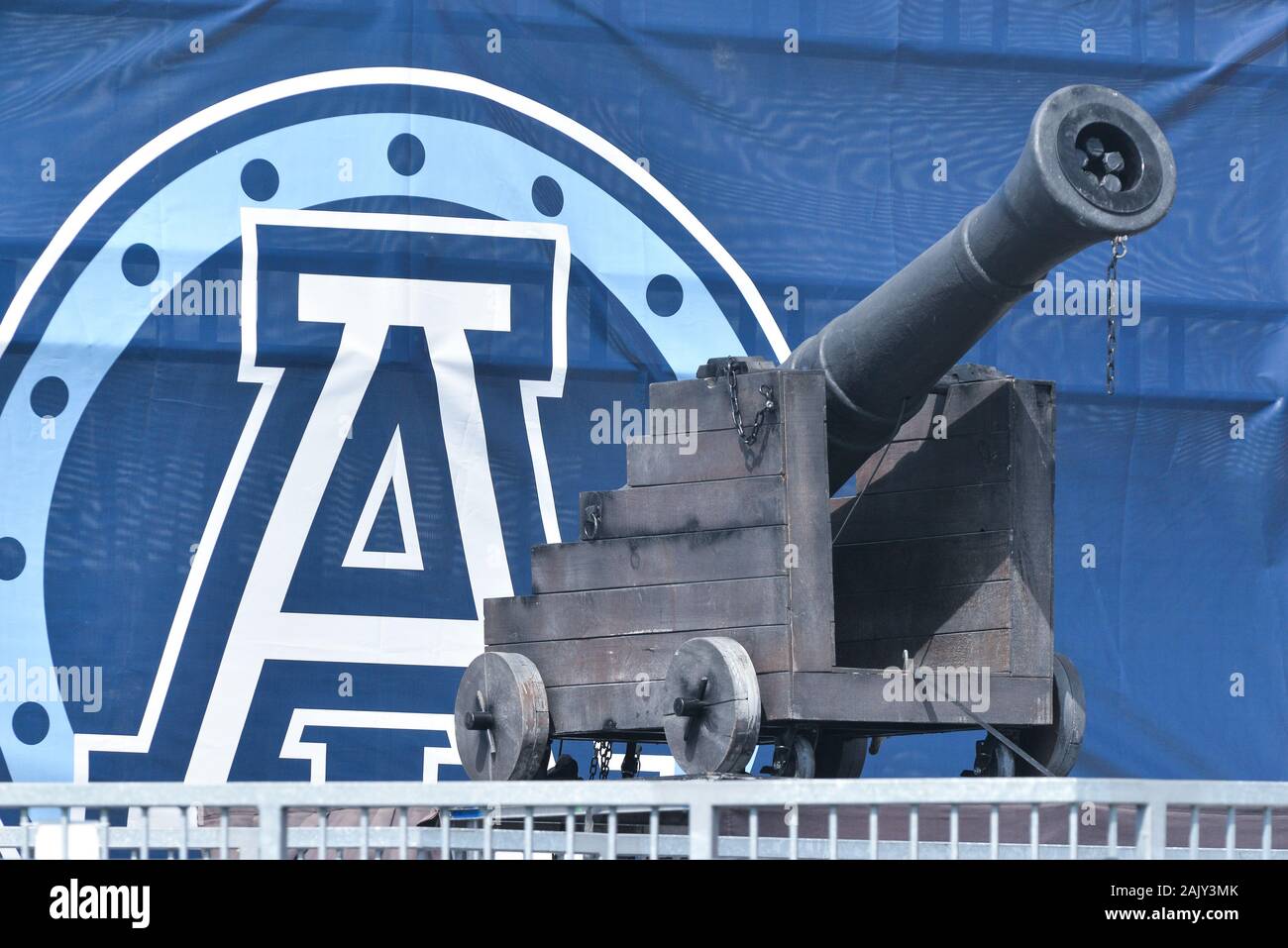 Fake gun im Stadion während der regelmäßigen CFL Saison Spiel Toronto Argonauten installiert vs Hamilton Tiger - Katzen am BMO Feld Stadium am 22. Juni 2019. ( Stockfoto