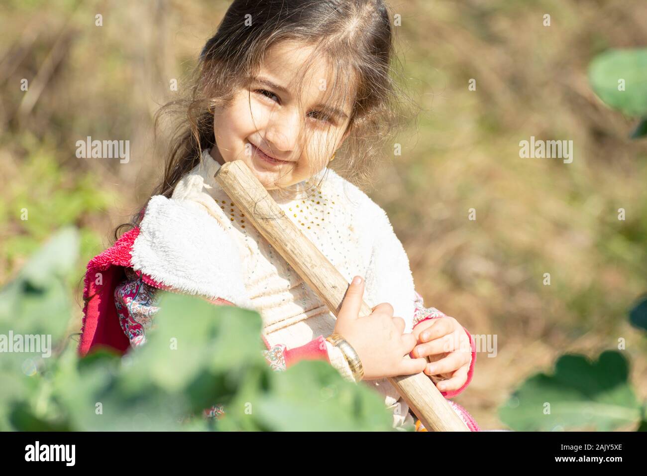 Close-up Portrait von allein Mädchen an Kohl, Garten, Herbst, Arbeitszeit Stockfoto