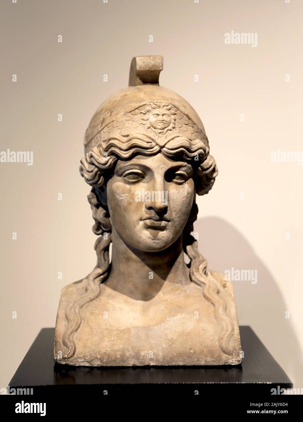 Athena, Marmor Büste. 1. Jahrhundert v. Chr.. Kopie eines griechischen Original. Rechteckige Peristyl von Villa dei Papyri. Ercolano, Kampanien, Italien. Stockfoto