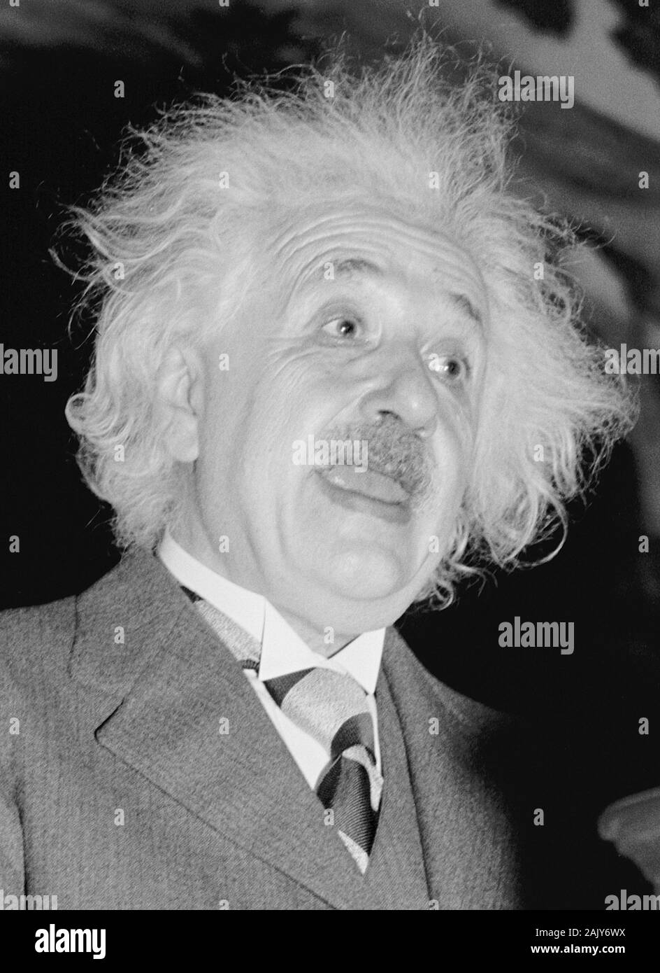 Vintage Foto der theoretischen Physiker Albert Einstein (1879 - 1955) eine Rede an der Achten amerikanischen wissenschaftlichen Kongress in Washington DC im Mai 1940. Foto von Harris & Ewing. Stockfoto