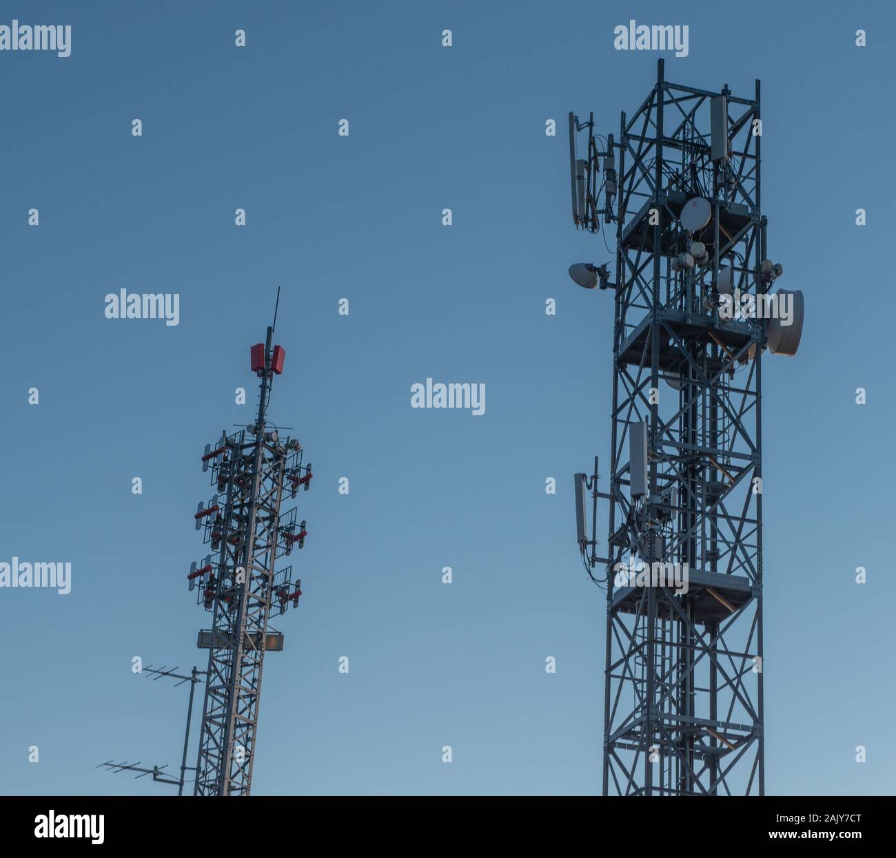Pylone mit Radio Station, Daten zu senden Stockfoto