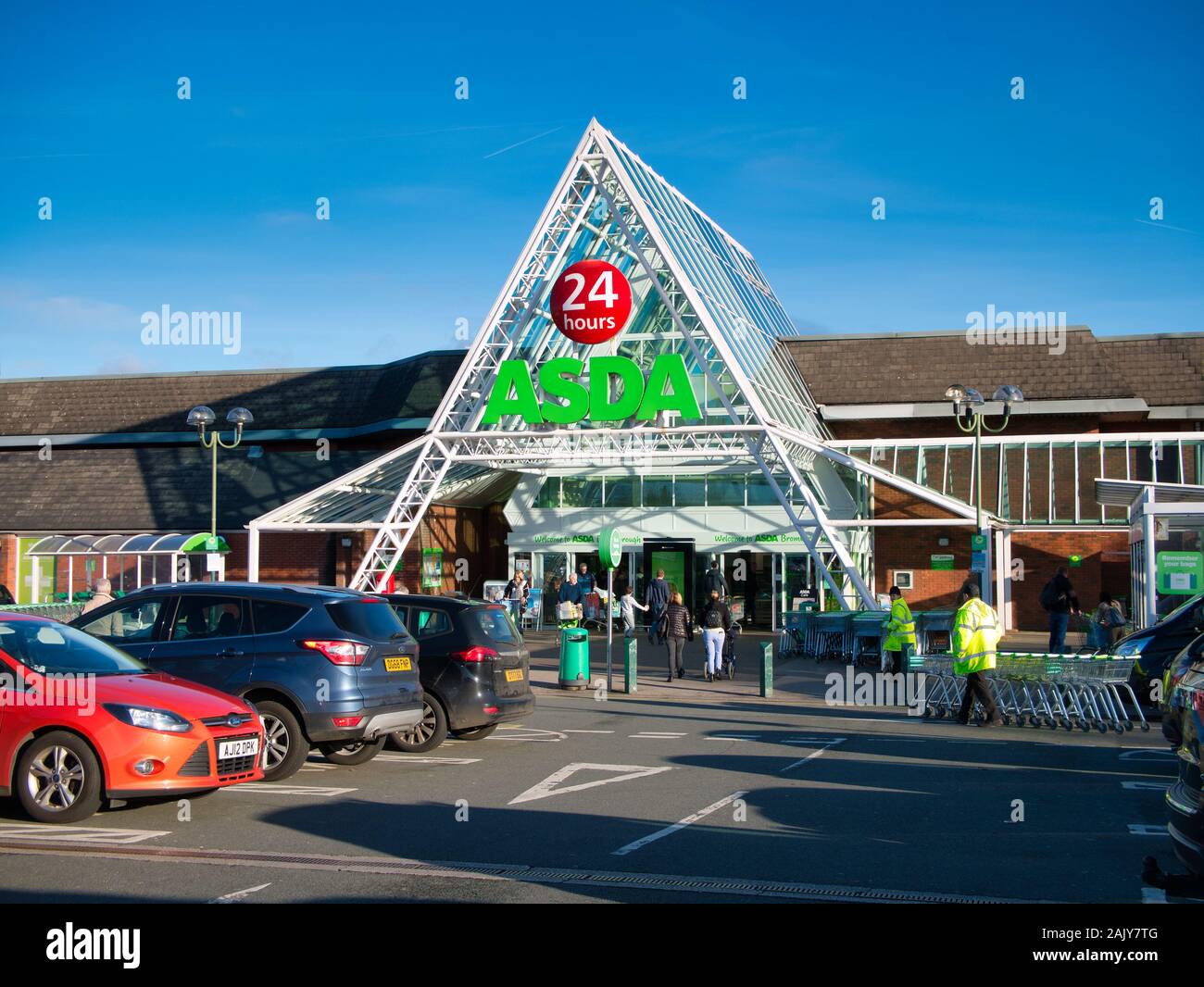 Die Fassade einer Filiale des Walmart im Besitz der britischen Supermarktkette ASDA, an einer von der Stadt Retail Park im Norden von England. Stockfoto
