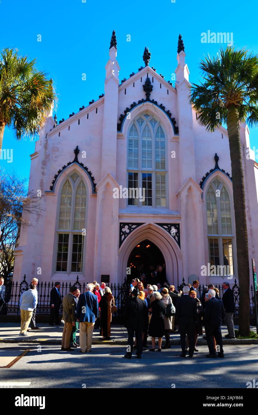 Sonntag Morgen nach dem Dienst an der historischen französischen Hugenotten Kirche der Church Street im historischen Französischen Viertel von Charleston, South Carolina Stockfoto