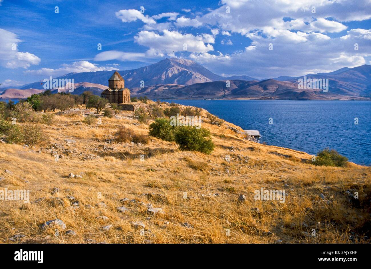 Die armenische Kathedrale des Heiligen Kreuz auf der Insel Akdamar auf See Van. Der Vansee ist der größte See in der Türkei. Stockfoto