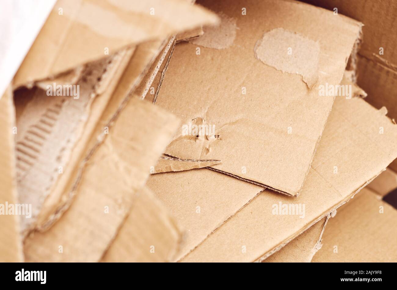 Verpackungen aus Wellpappe, in doppelte Wand board Bits und Stücke schneiden. Reste von Kartons Stockfoto