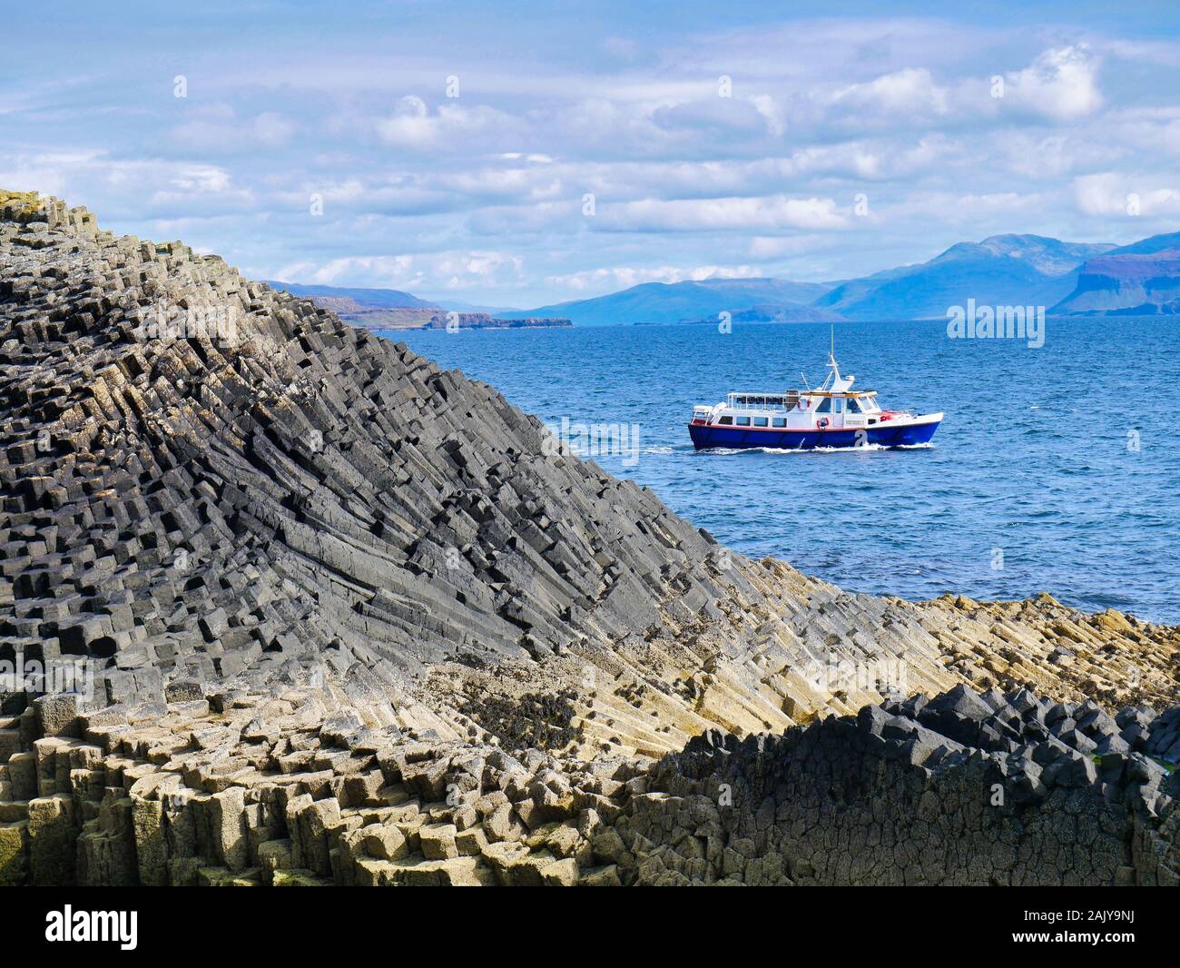 Spalten der Gelenkwelle vulkanischen Basalt, in der die vertikalen Fugen Form polygonalen Spalten auf der Insel Staffa, Inneren Hebriden, Schottland, Großbritannien Stockfoto