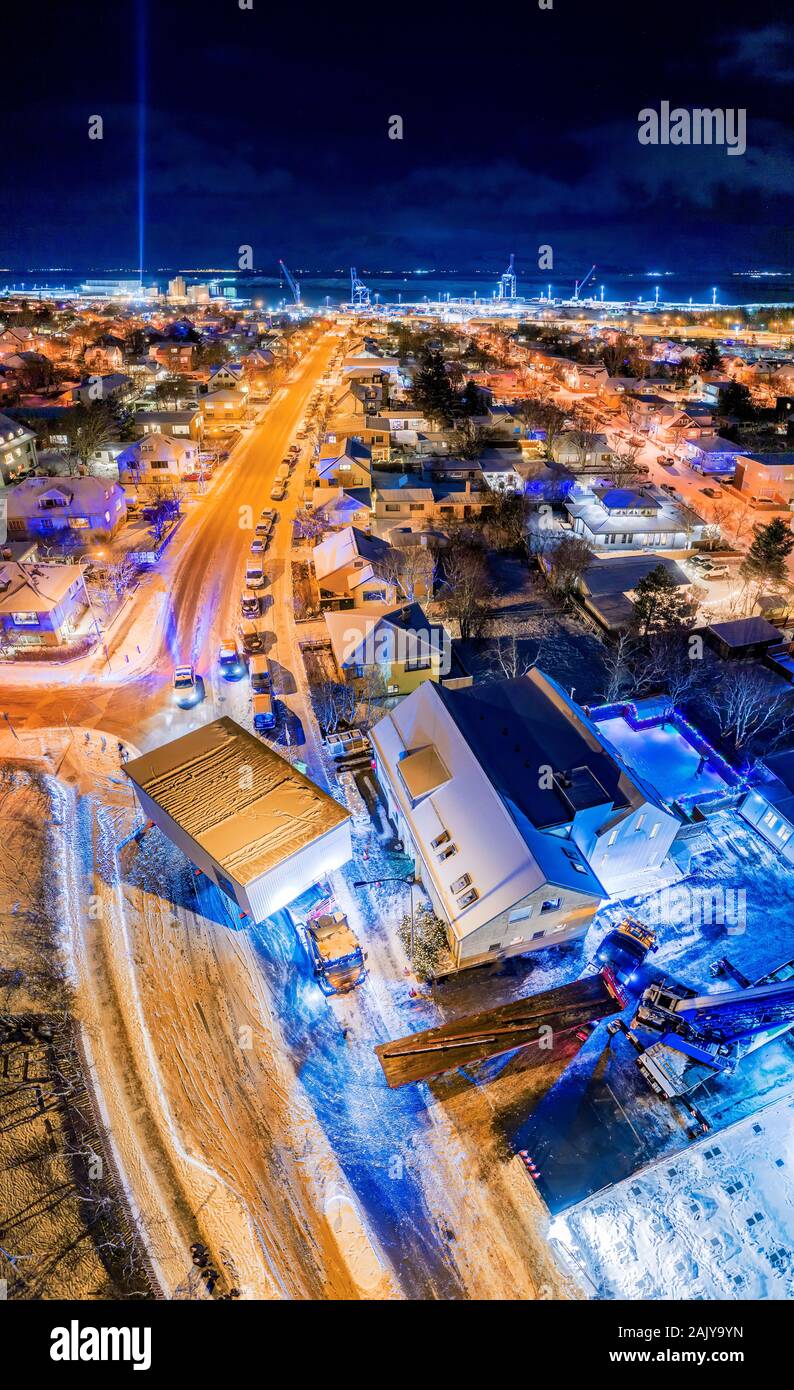 Verschieben einer vorgefertigten Holzrahmen Haus, Reykjavik, Island Stockfoto Verschieben einer vorgefertigten Holzrahmen Haus, Reykjavik, Island Stockfoto