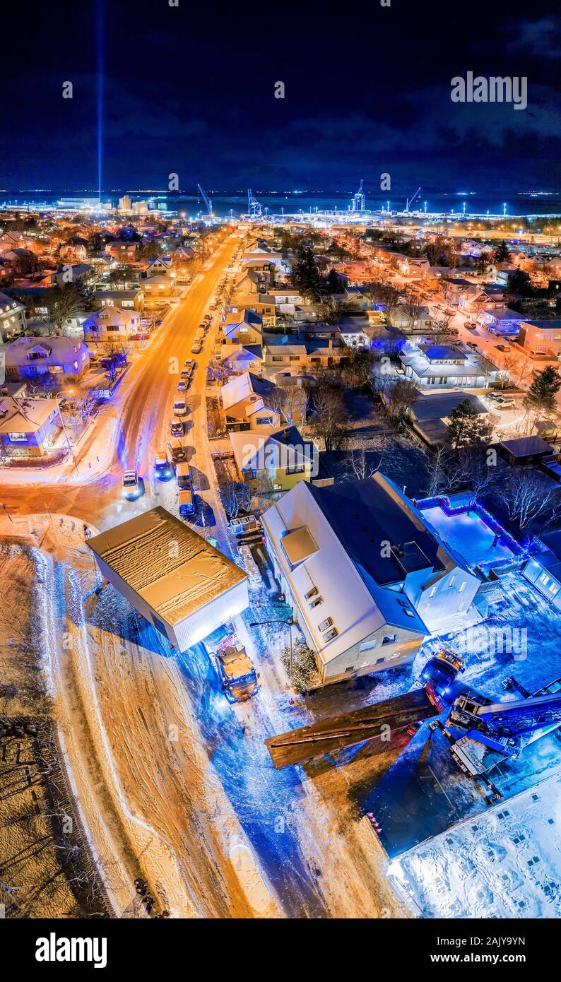 Verschieben einer vorgefertigten Holzrahmen Haus, Reykjavik, Island Stockfoto