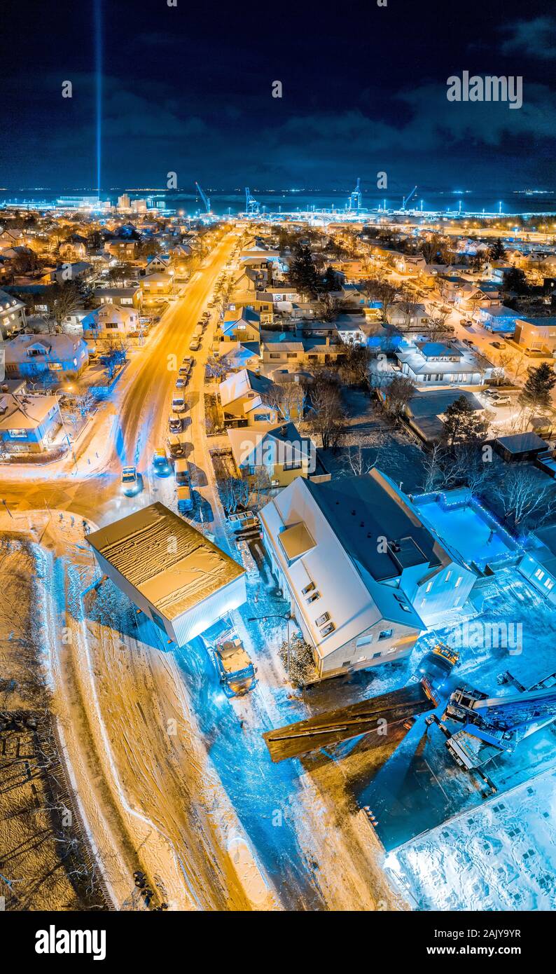Verschieben einer vorgefertigten Holzrahmen Haus, Reykjavik, Island Stockfoto Verschieben einer vorgefertigten Holzrahmen Haus, Reykjavik, Island Stockfoto