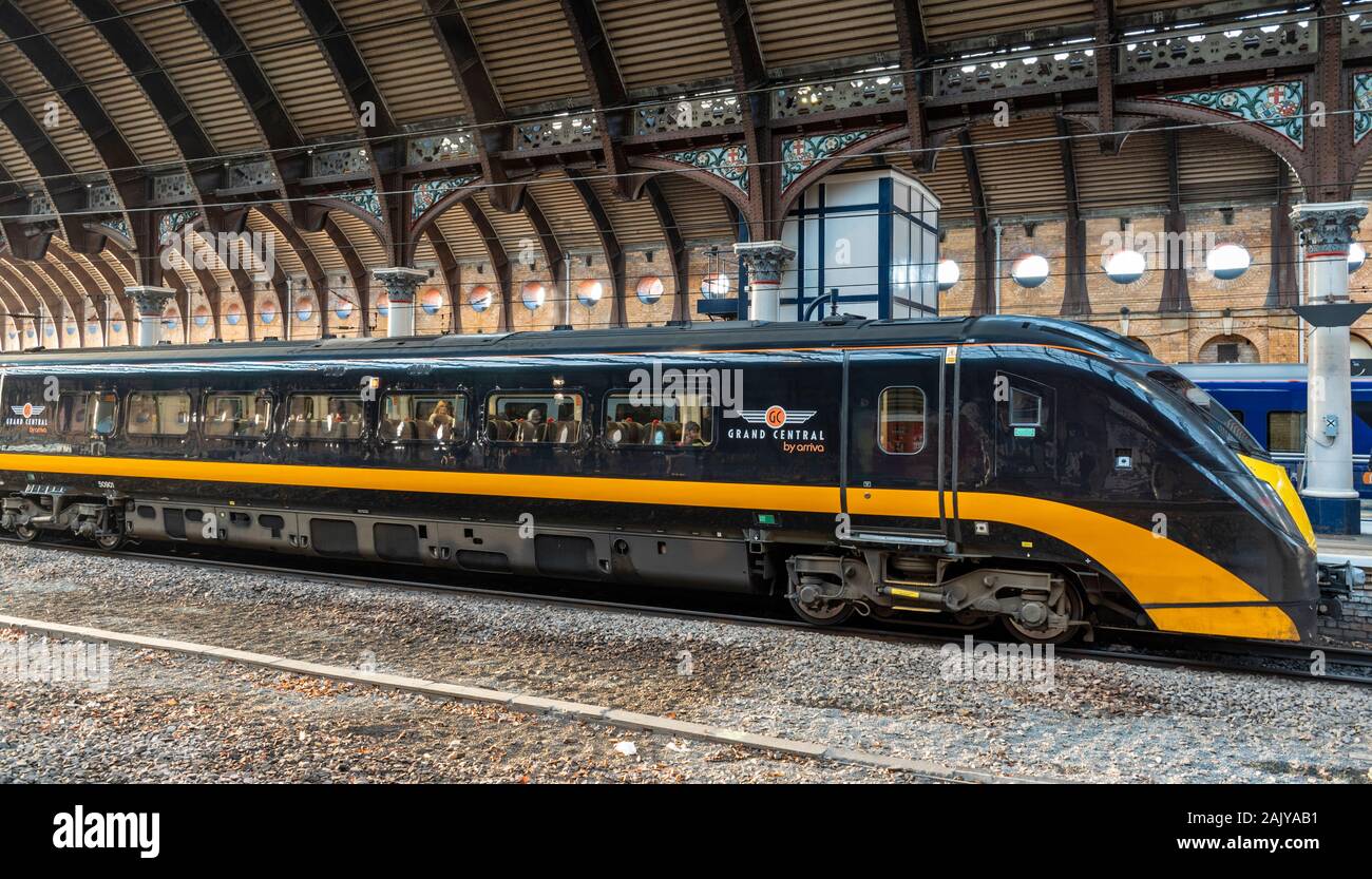 YORK ENGLAND BAHNHOF LOKOMOTIVE ODER BAHNHOF GRAND CENTRAL VON ARRIVA WARTEN AN PLATTFORM Stockfoto