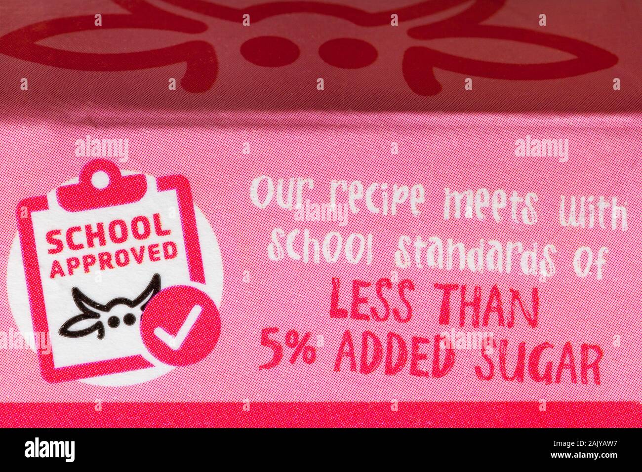 Schule genehmigt Symbol Logo auf der Verpackung von Moo Milch Erdbeere aromatisierte Milch - unser Rezept trifft sich mit Schule Standards von weniger als 5 % Zuckerzusatz Stockfoto