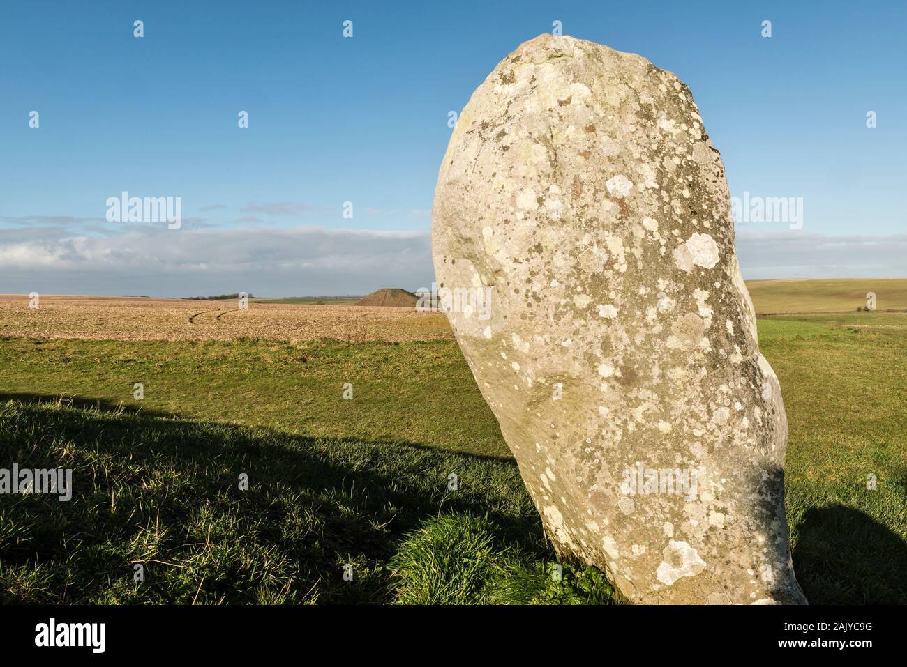 West Kennet Long Barrow in der Nähe von Avebury, Wiltshire, UK, eine neolithische Grabhügel oder chambered Grab errichtet um 3700 v. Chr.. Silbury Hill ist sichtbar über Stockfoto