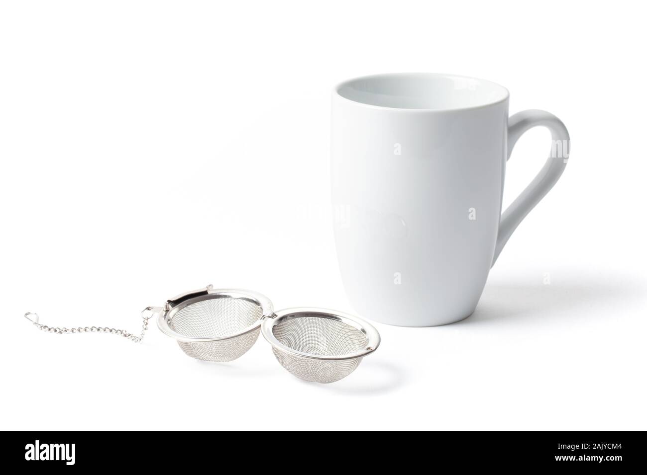 Offen und leer metallische Teesieb Filter mit einer Schale auf weißem Hintergrund. Stockfoto