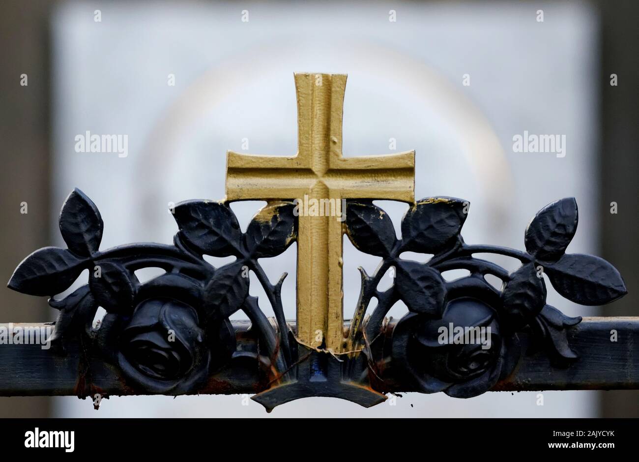 Goldene Kreuz auf einem Grab auf einem Friedhof Stockfoto