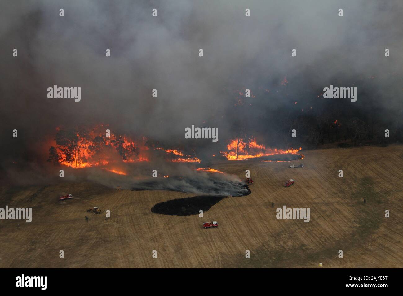 (200106) - Brisbane, Januar 6, 2020 (Xinhua) - Foto am Dez. 20, 2019 zeigt Fire Trucks in Lexton Buschfeuer in Victoria, Australien tätig. Die australische Regierung hat den nationalen Bushfire Recovery Agentur, die mit einer ersten zwei Milliarden australischen Dollar (1,38 Milliarden US-Dollar) am Montag finanziert würde. (Wayne Riggs/CFA/Handout über Xinhua) Stockfoto