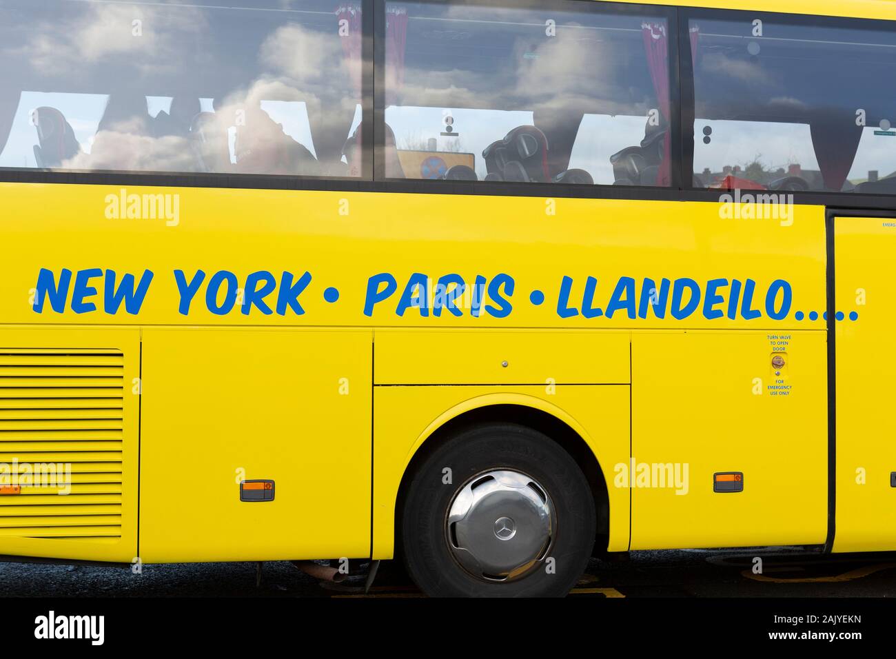 Ein Bus mit einer Parodie von global business Organisation Standorte weltweit Stockfoto