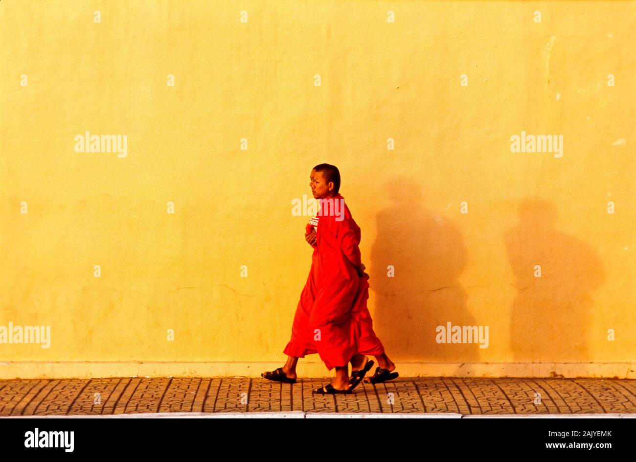 2 Mönche zu Fuß zum Kloster am Morgen Stockfoto